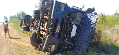 Volcó un camión cargado de frutas en la ruta 14 y el conductor terminó con un golpe en la cabeza