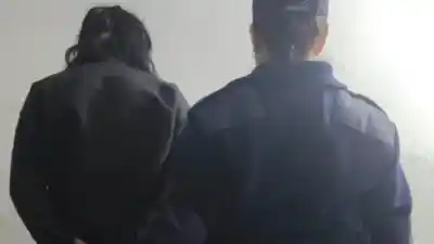 Escándalo en una farmacia: una mujer insultó y golpeó a una agente de policía