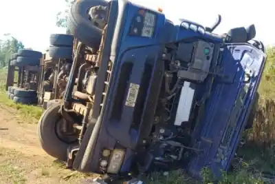 Perdió el control en la ruta 14 y el final de su viaje fue catastrófico: el camión quedó volcado