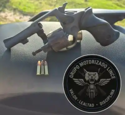 Cayó en un control con un revólver calibre 22: la pareja que circulaba en moto terminó en la comisaría