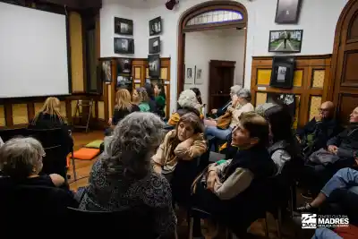 Una muestra a oscuras que invita a iluminar la historia con los celulares