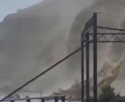 Captaron el momento exacto del derrumbe en Punta Sur de Rada Tilly