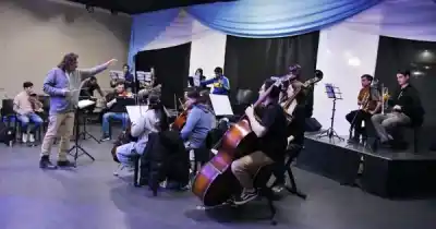 Nominado al Latin GRAMMY y violinista internacional llegan a Río Gallegos: ¿qué dejaron en la Escuela Re Si?
