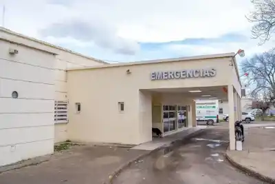 Siniestro en Roca: joven motociclista terminó con fractura tras ser embestida por un auto