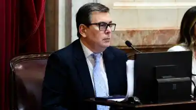 El senador que sorprende: crece en imagen mientras el resto de la Cámara Alta se desgasta