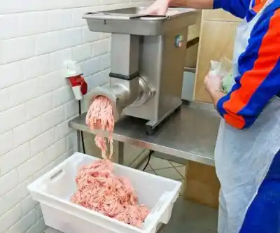 La rodilla le rozó el botón y la máquina lo atrapó: perdió un dedo en una carnicería