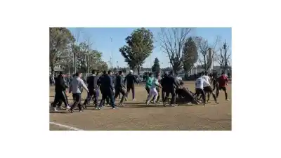 Un árbitro de 17 años fue agredido por padres y jugadores en un partido juvenil: la dura respuesta de la Liga Rosarina