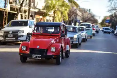 El Encuentro de Autos Clásicos cumple 15 años en Crespo: llega una réplica del Belgrano que navega y emociona