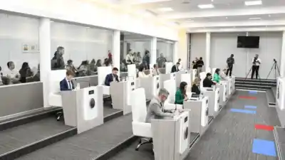 Sesión explosiva en el Concejo: cruces por una plaza, presupuesto y tickets que terminaron en votación