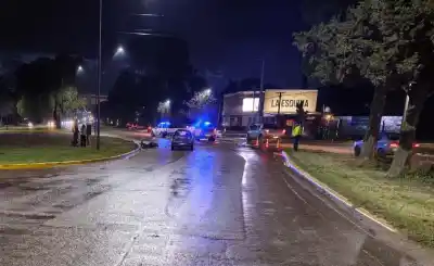Impactante choque en la rotonda de Perón: el motociclista terminó en el hospital