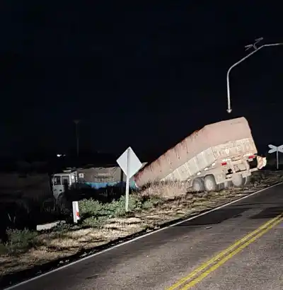 Un camión con acoplado terminó fuera de la ruta en Vértiz y el susto fue mayúsculo