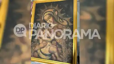 Detenida en el aeropuerto de Santiago con una pintura que despertó todas las alarmas