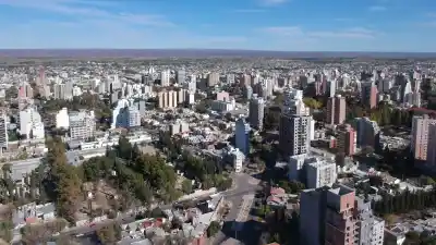 El tiempo en Neuquén: ráfagas de hasta 78 km/h sacuden el centro provincial mientras la cordillera acumula nieve