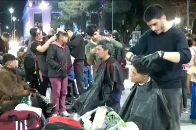 La noche en que las tijeras y la solidaridad transformaron la Plaza 1º de Mayo