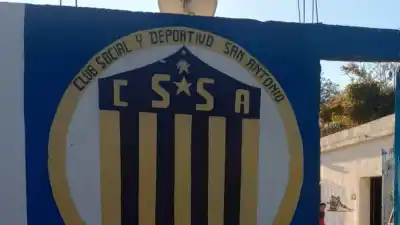 El Club San Antonio renueva su sede y lo celebra con una noche a pura música