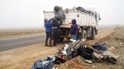 El rastro que dejaron los camioneros varados en Zapala: basura, excremento y un operativo a contrarreloj