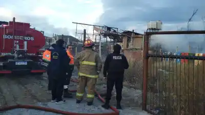 El fuego no dio tregua en el Cordón Forestal: una casa quedó envuelta en llamas