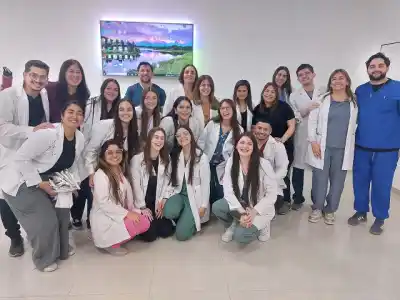 Emoción y lágrimas en la UNSE: 15 nuevos médicos tras aprobar el ECOE
