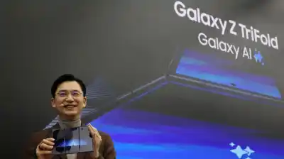 El fin de un experimento: Samsung retira su teléfono de tres pantallas del mercado