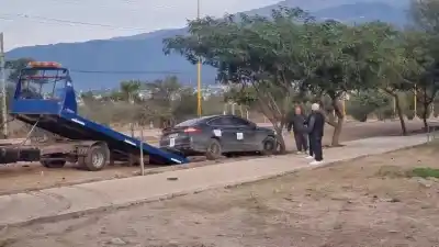 Chocó contra un montículo de tierra y denunció a un funcionario municipal