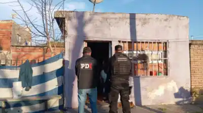 Crimen en Villa Constitución: un joven de 18 años muere de un disparo en el pecho y detienen a un sospechoso con un revólver escondido en un colchón