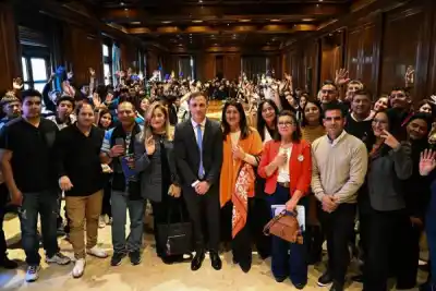 El recorrido que enamora: alumnos de ocho colegios del interior conocen los secretos de Casa de Gobierno