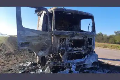 Un camionero vio humo en el motor y lo que pasó después lo dejó sin cabina en la Ruta 34