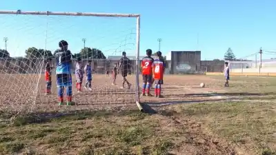 ¿Una tarjeta azul en el fútbol infantil de Rosario? La propuesta que busca frenar la violencia