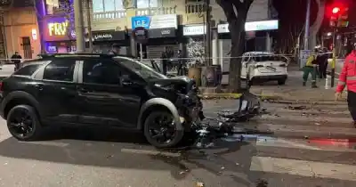 Mujer falleció y dejó un saldo de cuatro heridos en un violento choque en pleno centro de Mendoza