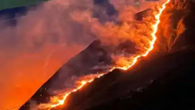 Alerta en Aconquija: el fuego avanza sin control en el Cerro de la Cruz