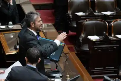 La oposición logró instalar el debate por el endeudamiento familiar y ya tiene fecha para forzar una sesión