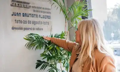 Una placa diminuta para un prócer gigante: Chahla promete un homenaje a la altura de Alberdi