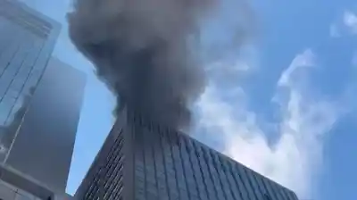 Alarma en Manhattan: un voraz incendio en una terraza genera caos durante el desfile de San Patricio