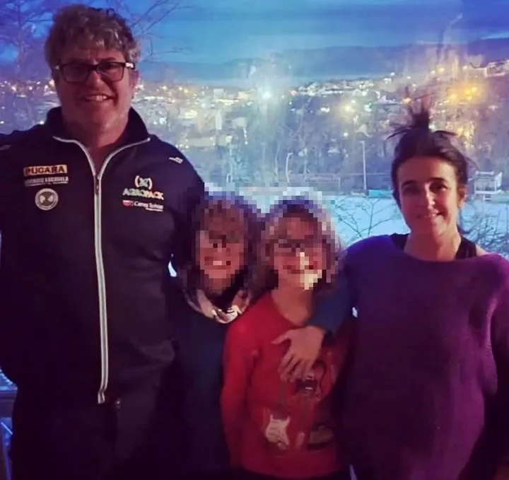 Lucía Ermiaga, con su esposo, Julio Ardanaz, y sus hijos gemelos. Una familia rota por una tragedia.