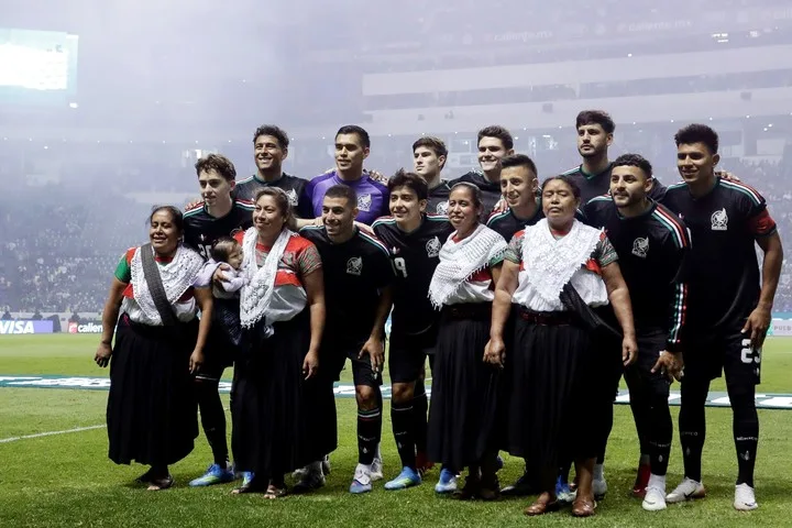 Jugadores de México posaron con indígenas artesanas, previo al partido preparatorio frente a Ghan. Foto: EFE