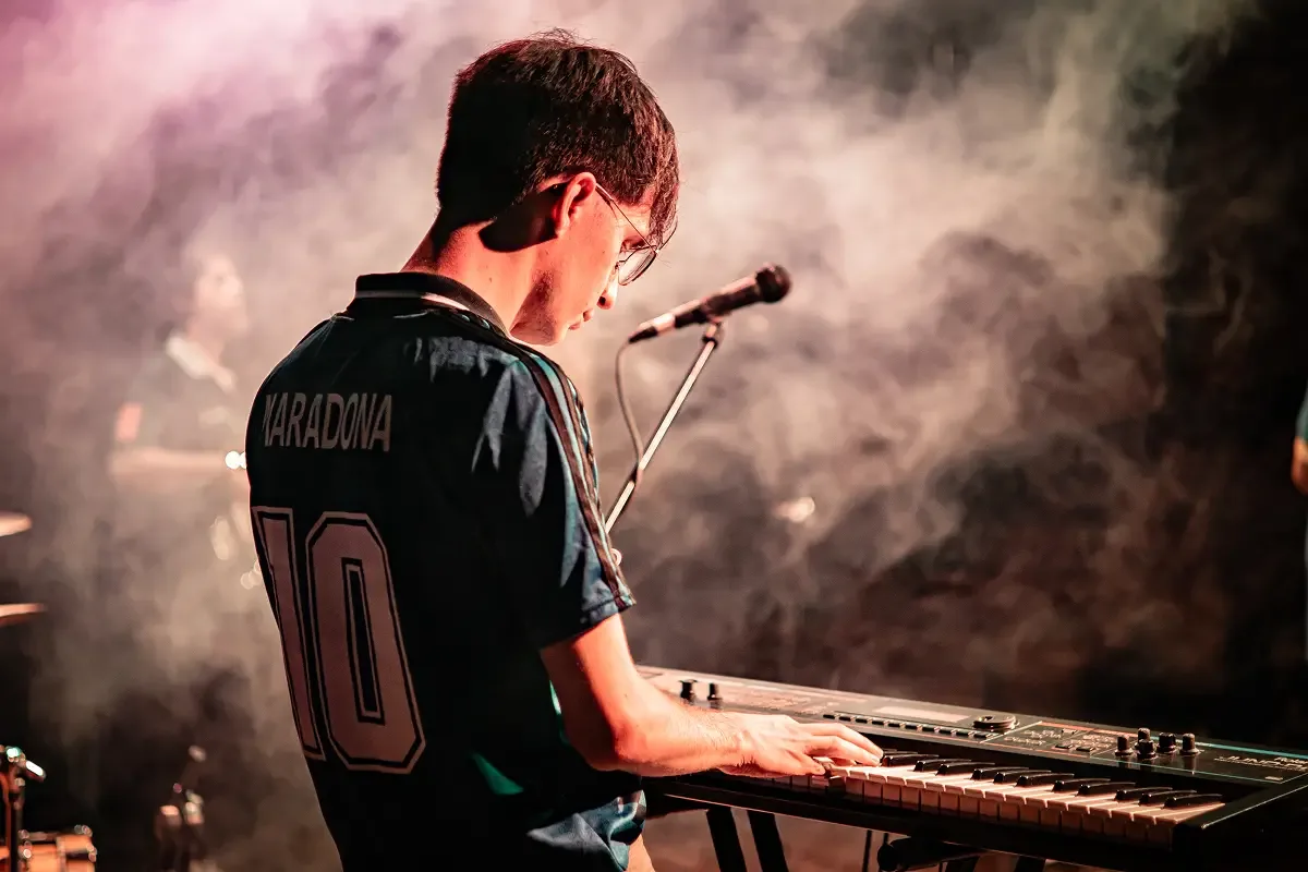 1200x800_tocando-el-piano-michel-escena-instrumento-dice-eligio-casi-casualidad-termino-marcando-camino--cortesa-michel-fontanet-1130662-164922.webp