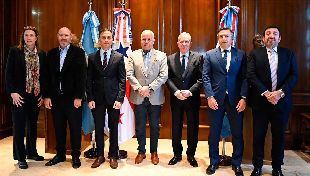 El gobernador Elías Suárez y el embajador de Panamá