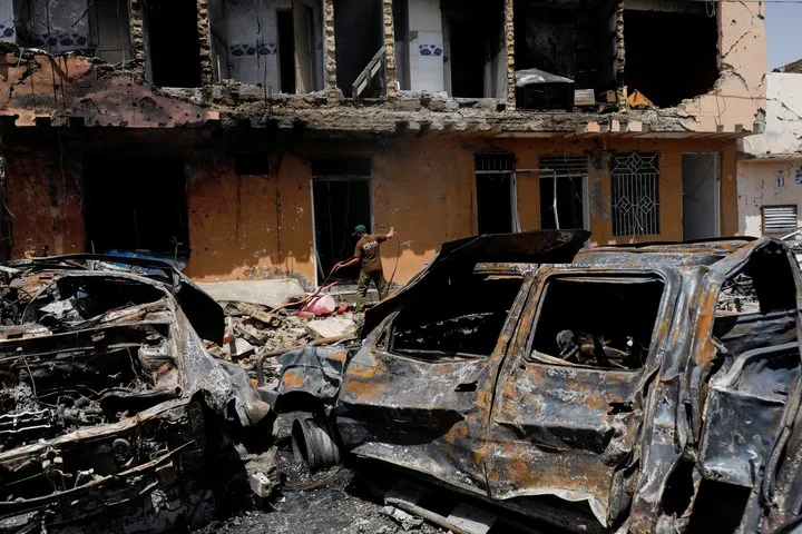 Un auto quemado tras la explosión que dejó 24 muertos.