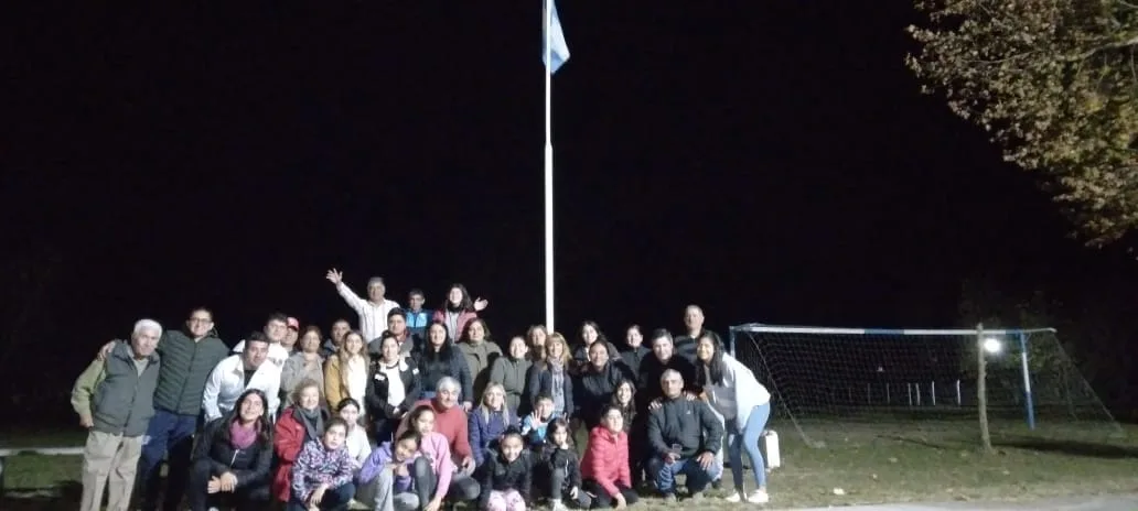 Lo primero que hacen antes de cada partido y en cada fecha festiva es izar la bandera, que se encuentra cerca de uno de los arcos