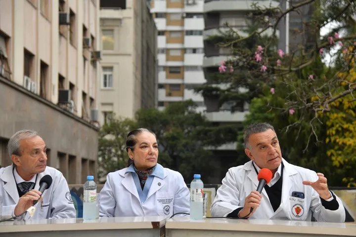 Norberto Lafos, director del Instituto de investigaciones Médicas Alfredo Lanari; Roxana del Águila, directora del Instituto de Oncología Angel H. Roffo; y Marcelo Melo, director del Hospital de Clínicas José de San Martín. (Foto: Martín Quintana)