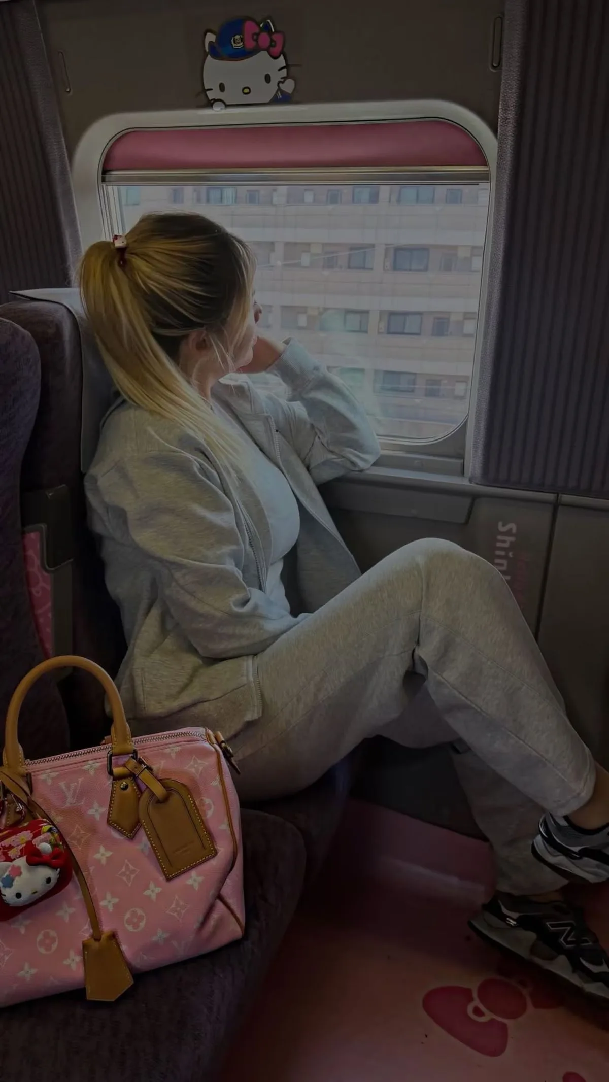 wanda-nara-japon-bolso-rosa.jpg