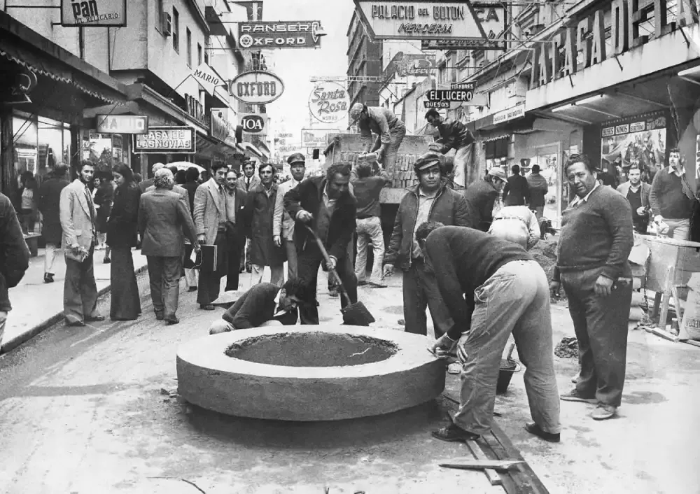Obreros construyendo canteros en 1975