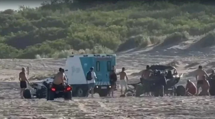 Una ambulancia en el lugar donde un UTV aplastó a una chica que viajaba en él y salió despedida tras un vuelco.