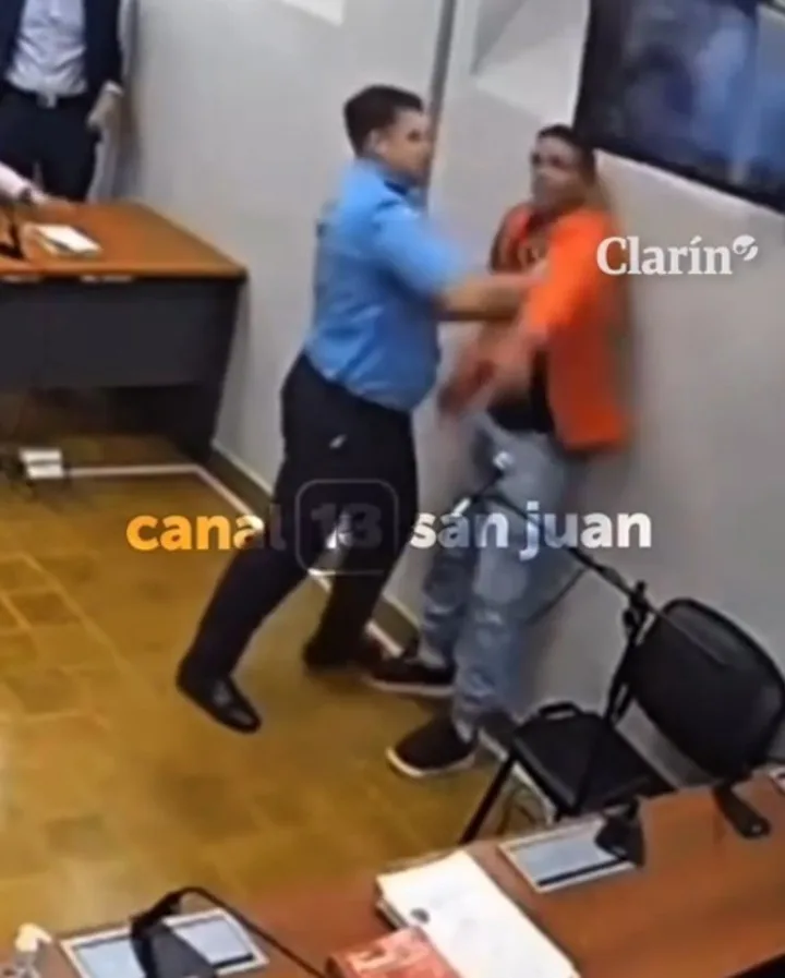 Un preso intentó atacar a un fiscal y rompió un televisor durante una audiencia en San Juan. (Foto: captura de video)