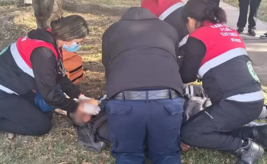 Policías lograron reanimar a un hombre en plena vía pública