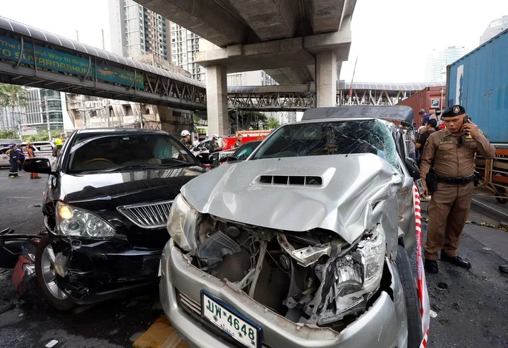 En el accidente también se vieron involucrados automóviles y motocicletas, según las autoridades locales. Foto: EFE