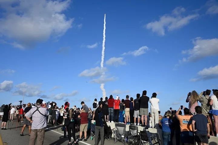 250.000 personas vivieron con mucha expectativa y tensión el lanzamiento de la nave hacia la luna. Foto: AP