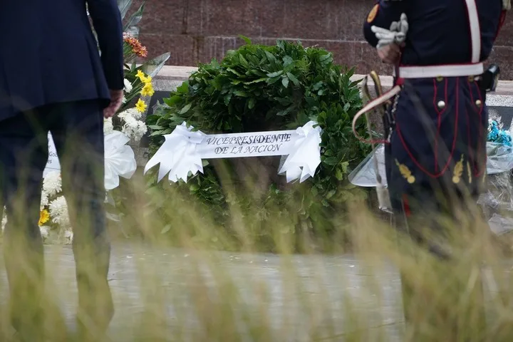 La corona que envió Victoria Villarruel al acto en conmemoración por los caídos en la guerra de Malvinas. Foto: Juano Tesone