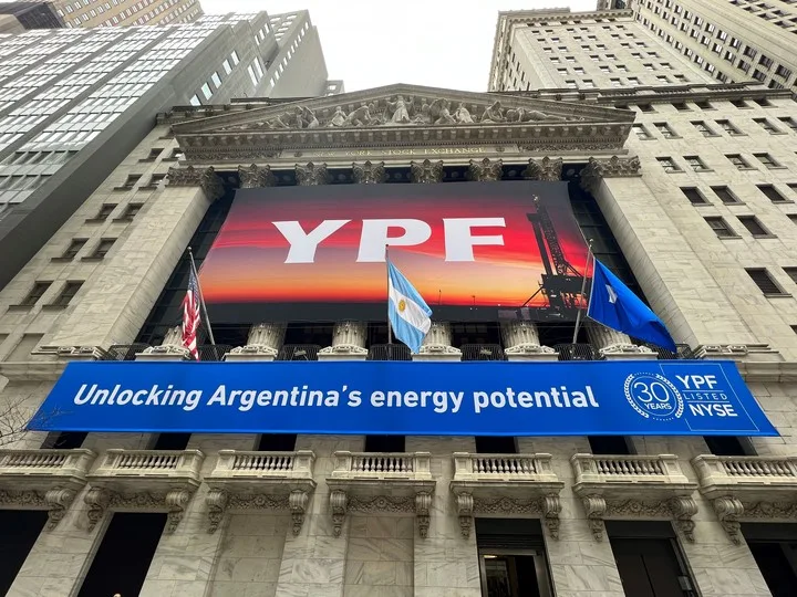 A Burford se le abrió un abanico de opciones para accionar en el caso de YPF. Foto: EFE