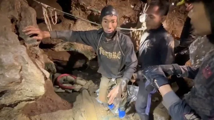 El momento en que es rescatado uno de los siete aldeanos atrapados en la cueva. Foto: Reuters